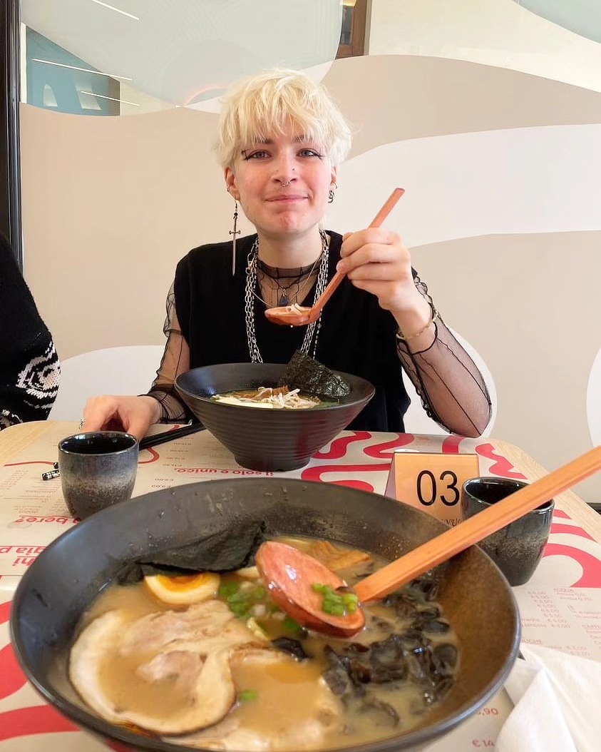 raga i’m dying perché mi vesto 🌑🗡️⛓️🦅👹 ma allo stesso tempo sorrido ☺️🩷🌟🌻☀️ questo smirk veramente deve andare via j’ai l’air d’un stupidino