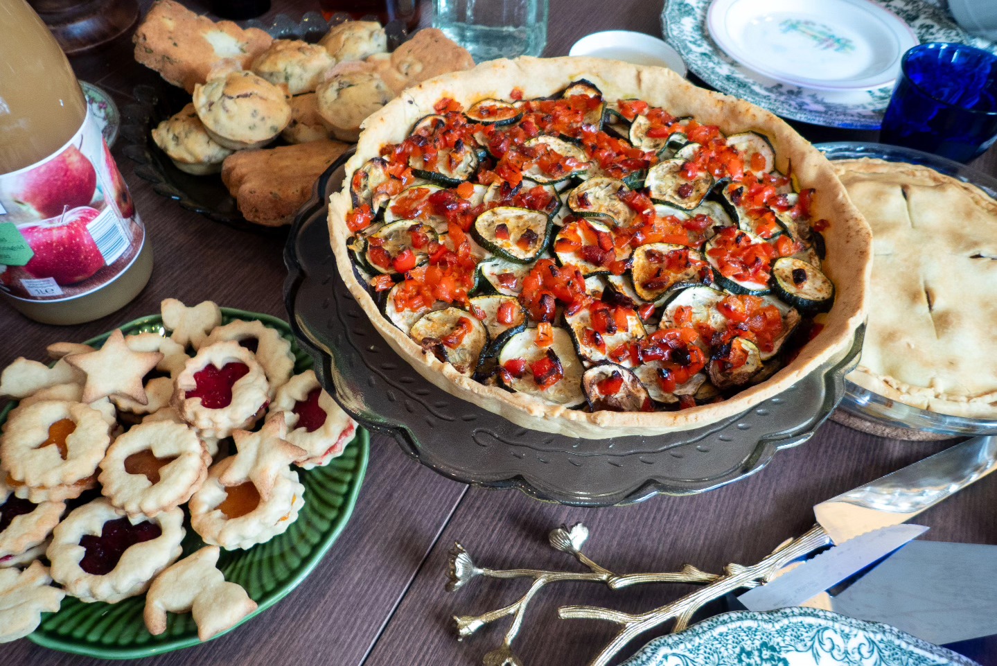 le “picnic” à forest (⁠๑⁠˙⁠❥⁠˙⁠๑⁠) impression de vacances et biscuits faits maison avec confiture de groseilles etc, jolies assiettes, tarte du soleil et thé glacé, muffins aux olives, hummus très aillé, et je comprends enfin pourquoi nos invité.es aiment notre maison un peu maximaliste ʕ⁠ ⁠ꈍ⁠ᴥ⁠ꈍ⁠ʔ
