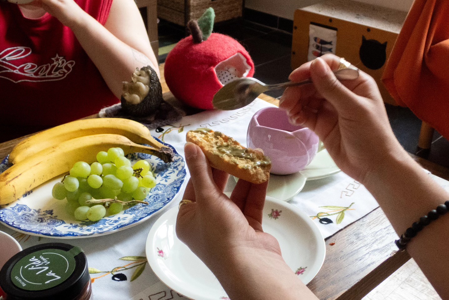 un anno fa mi sono promesso che non avrei mai rifiutato una colazione condivisa, tanto mi è piaciuto farla con delle persone con cui ho chiacchierato di cose di cui non si parla la sera al bar, delle persone curiose di provare la marmellata preparata e spedita con cura da mia madre, sorprendentemente  disposte a mostrare un po’ di vulnerabilità mattutina. à ne pas oublier: non è mai troppo presto ⟵⁠(⁠๑⁠¯⁠◡⁠¯⁠๑⁠)