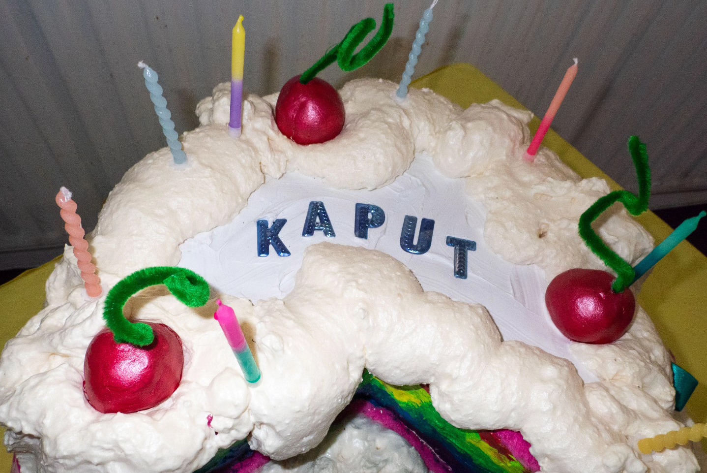 énorme dump anniversaire de kaput!!! gros gâteau et froufrous piñatas, plumes scoobi doo et mousse expansive 🎂 kaput est un enfant difficile mais pourtant tout le monde est venu à son verjaardag 🎊🎇

par @____harmonie____ et @paillettes.marionnette 🎀