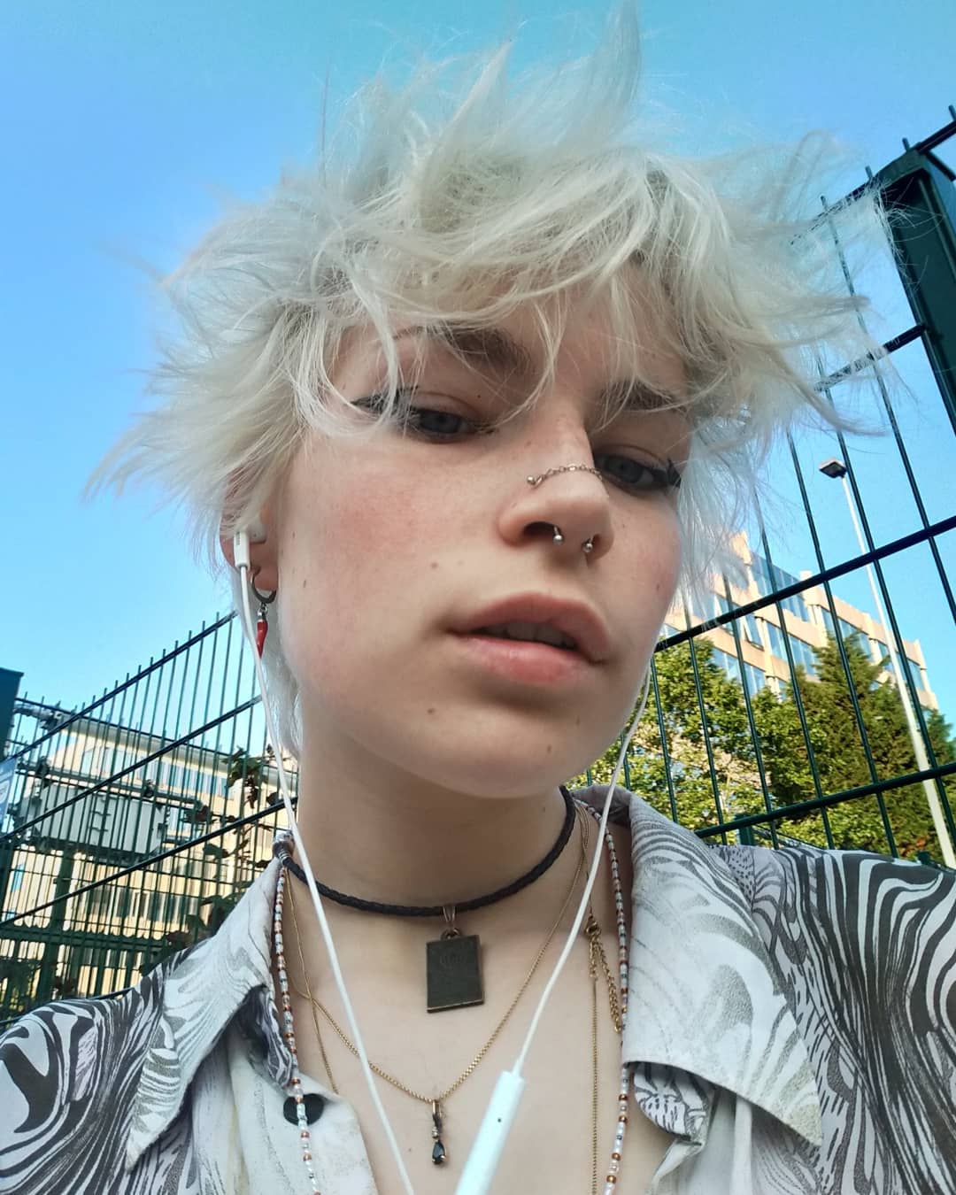 lol j’ai soumis cette photo en tant que photo d’identité pour ma candidature à l’unif, je vous tiens au courant de si j’ai réussi à les duper ou pas