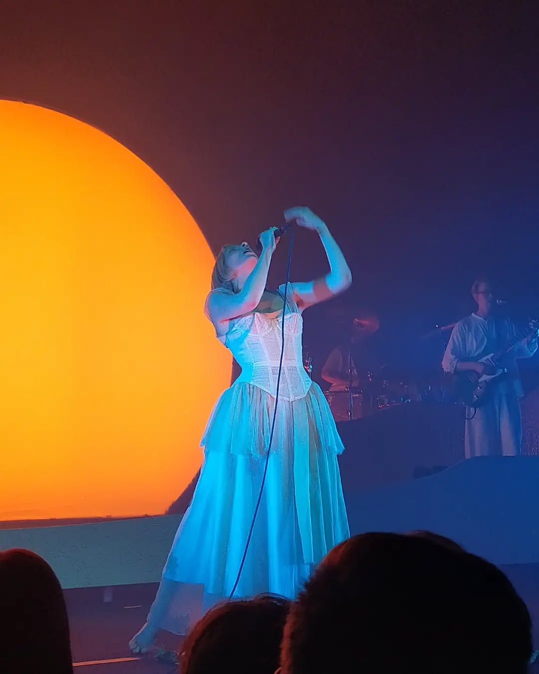 le concert c’était y’a une semaine je m’en suis toujours pas remis.e mais bon, enjoy aurora holding a pride flag ⚔️✨🥀