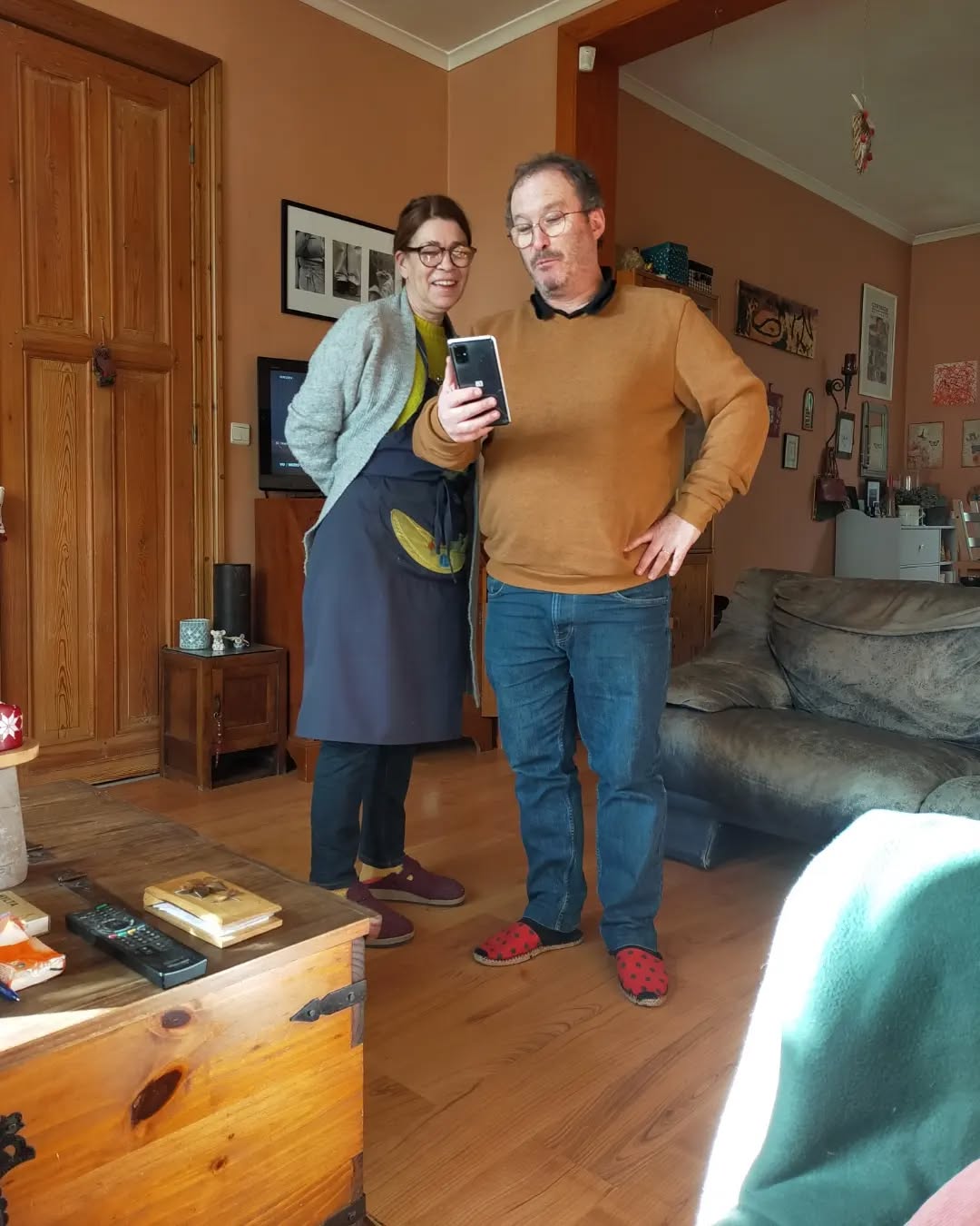 my parents are iconicla main sur la hanche et les espadrilles coccinelle + le tablier banane >>>