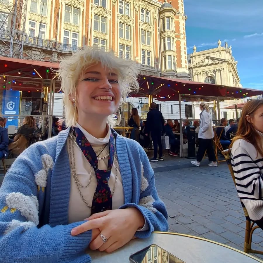 avant je savais pas sourire sur les photos genre je savais pas COMMENT FAIRE donc maintenant je souris extrêmement fort 😀, like it could not go wrong ⁉️ & it works 👍+ jak à Lille 💨💥