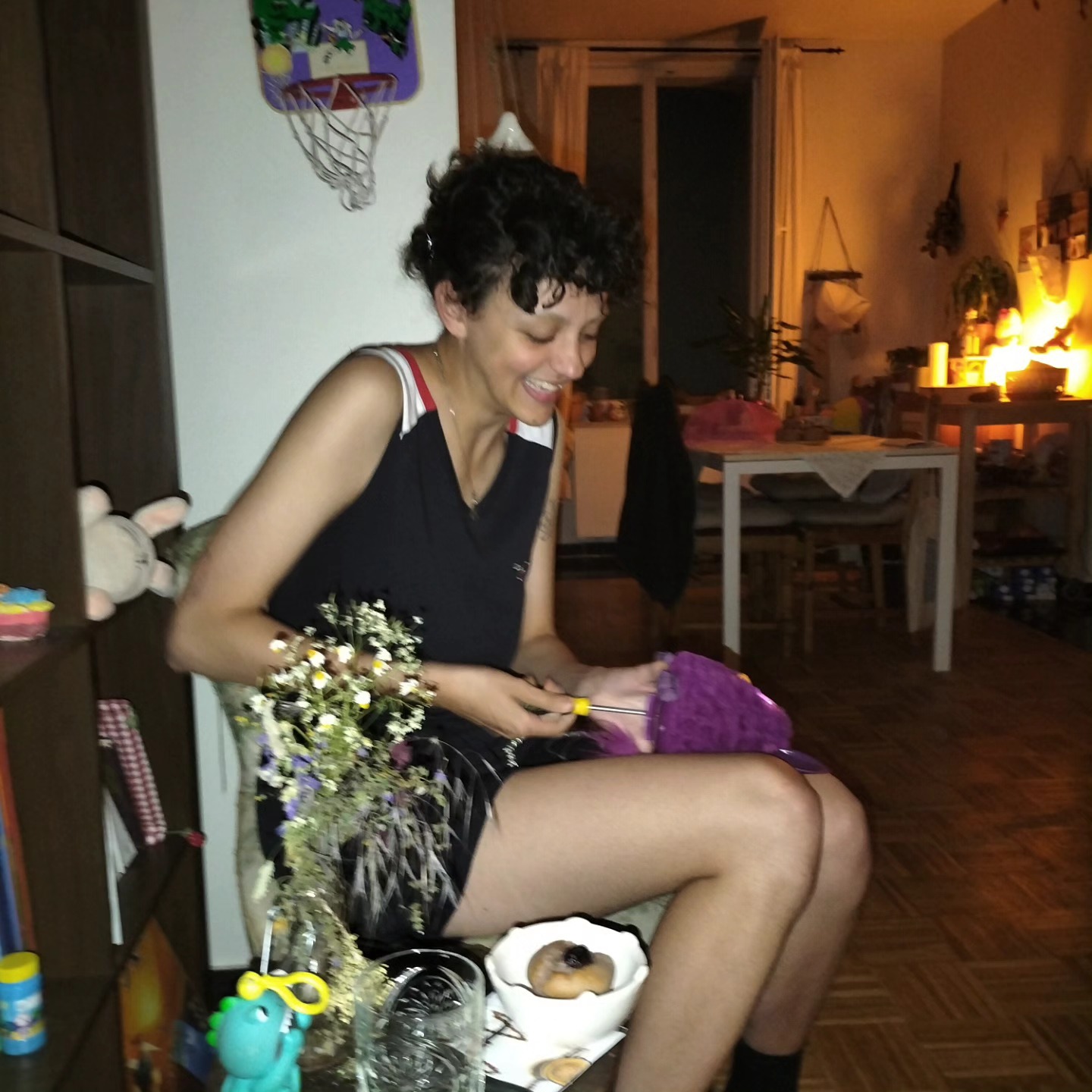 et surtout joyeux anniversaire / عيد ميلاد سعيد à harmonie!!! j’espère de tout mon ❤️ que tu n’auras pas construire le canapé ajd 🙏🥳🦞🫧 (au pire Zelda t’aidera jsp)