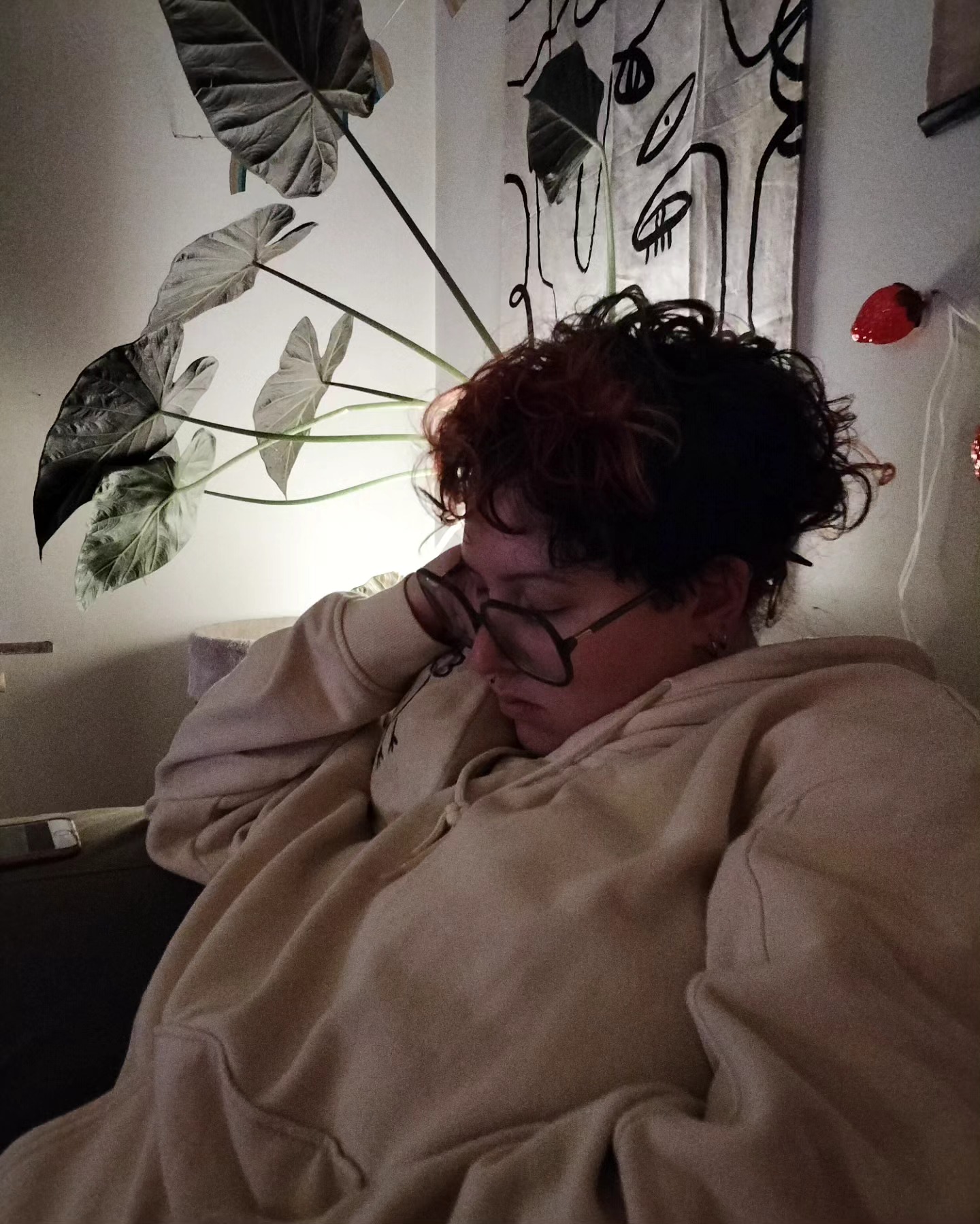 ana m’a pas prévenu.e qu’iel rentrerait pas à l’appart et iel me manque fort donc ecco una foto dove vedete come dorme comme un loir