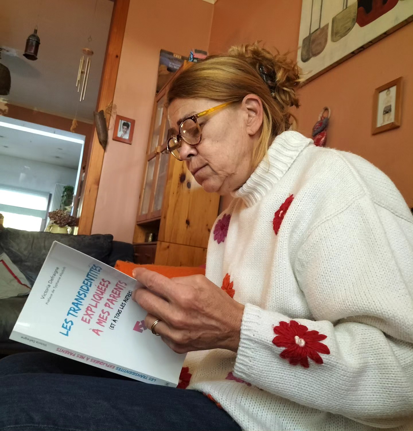 j’arrive pas à croire que ce livre est posé en ce moment même sur la table de mon salon, j’arrive pas à croire que même mon père (qui d’ordinaire ne lit que des guides touristiques et des livres sur la photo) va aussi le lire, pour mieux comprendre, pour mieux me comprendre. j’ai énormément de chance, et je suis extrêmement reconnaissant.e que mes parents soient qui ils sont 🌱
ma mère a peur pour moi, elle a peur de ce qui pourrait m’arriver, de la transition médicale, de la transphobie. mais je veux lui montrer un autre aspect de la transidentité, je veux montrer que j’ai une communauté entière à mes côtés, que des adelphes ont tout vécu avant moi et qu’iels sont là pour m’apprendre. je veux lui montrer qu’être trans ce n’est pas être misérable, ça peut être beau. merci @victoriapiya pour ce livre qui tombe à pic 🌟🌾🫧