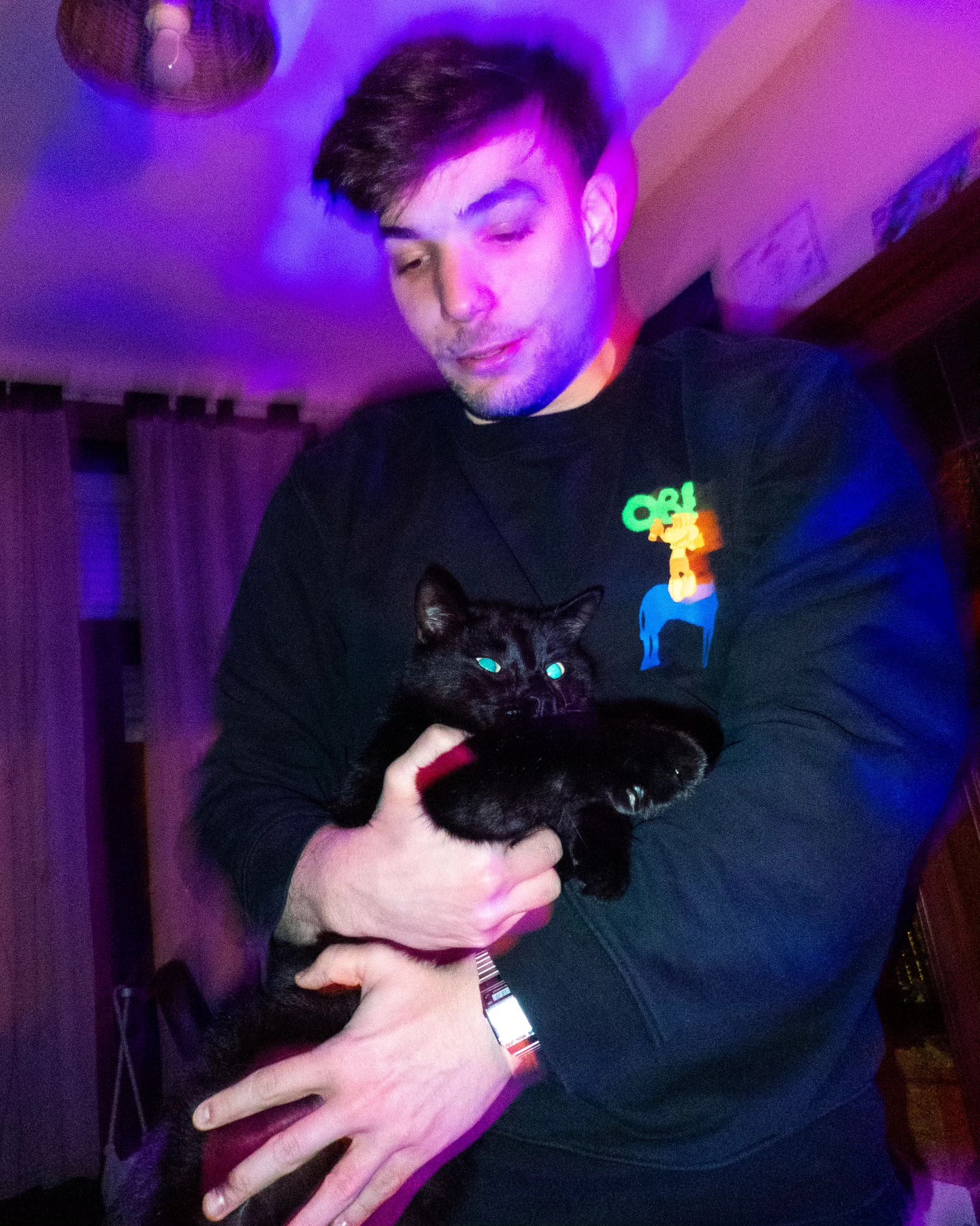 thim & bag!! sachez que ce jour-là bag est MONTÉ SUR MON BALCON à 8h du matin et a gratté à ma porte pour que je le fasse rentrer, et il a passé la matinée avec nous à dormir le filou