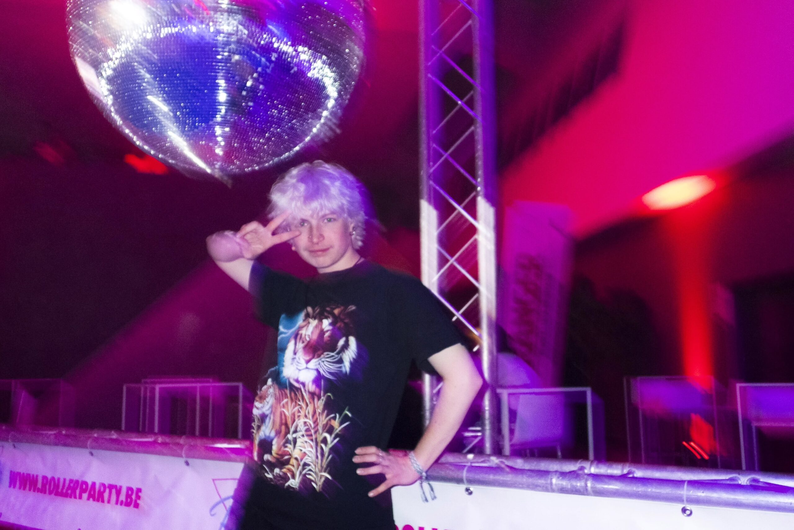 le roller à Mons…… voilà voilà…. …. + le dj incontrôlable…. . ….