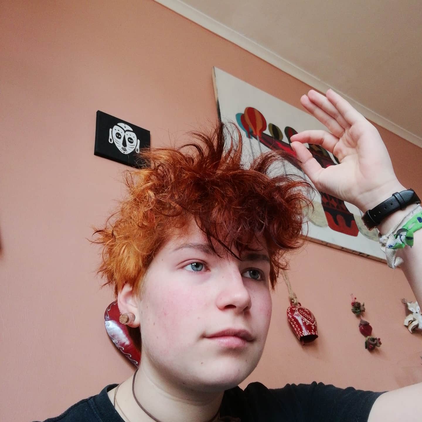 dkkgklzgkz je viens d’apprendre que c’est impossible d’être blond.e avec du henné dessus, il faudrait couper les cheveux au fur et à mesure pour qu’ils redeviennent marron, PUIS les décolorer. Là ils sont oranges, orange fluo, marron derrière, un peu auburn, et y’a 4cm² de blond près de mes oreilles