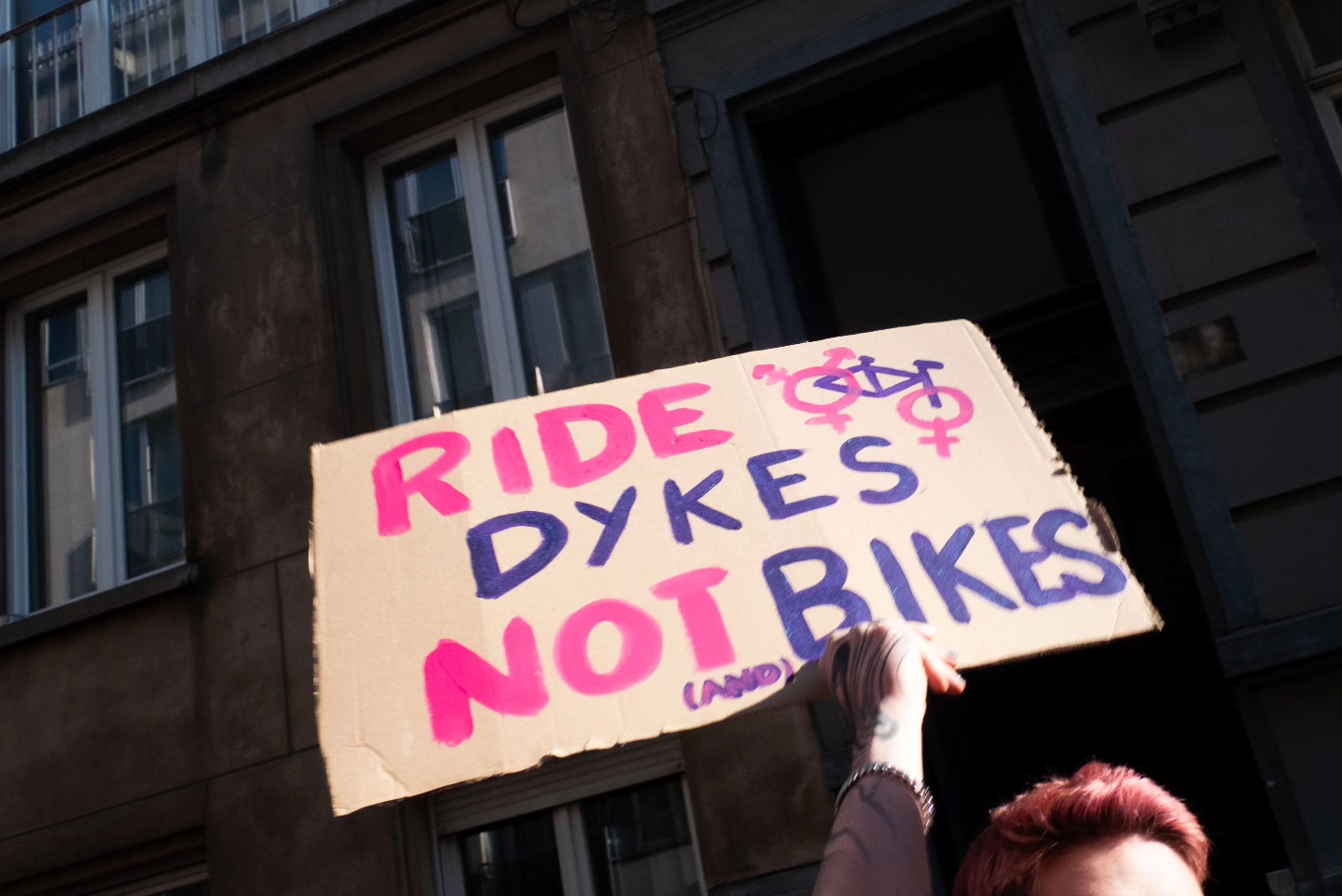 la dyke march le même jour que ma deuxième injec!! c’était la première à bruxelles :)