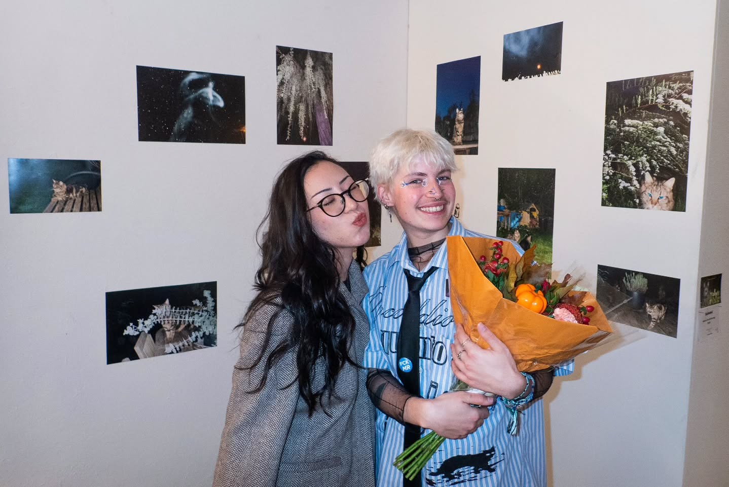 le vernissage des chatons!! 😼～｡⁠☆
ça comptait beaucoup pour moi et regardez comment je suis bien entouré.e